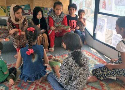 عکس ، کتاب خواندن بچه های افغان در اتوبوس