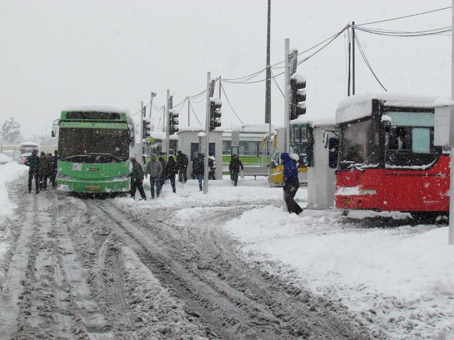 کوشش برای برطرف توقف اتوبوس ها با نمک پاشی معابر ، مانیتورینگ آنلاین معابر برف گیر