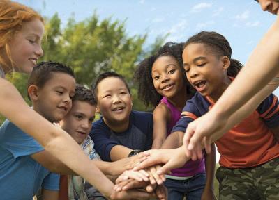7 مهارت اجتماعی مهم که باید به فرزندان خود بیاموزیم