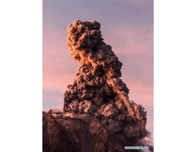 فوران خاکستر از کوه سینابونگ در اندونزی