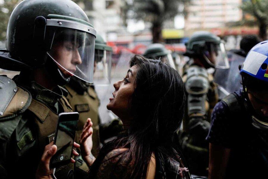 عکس روز: زنی در برابر پلیس