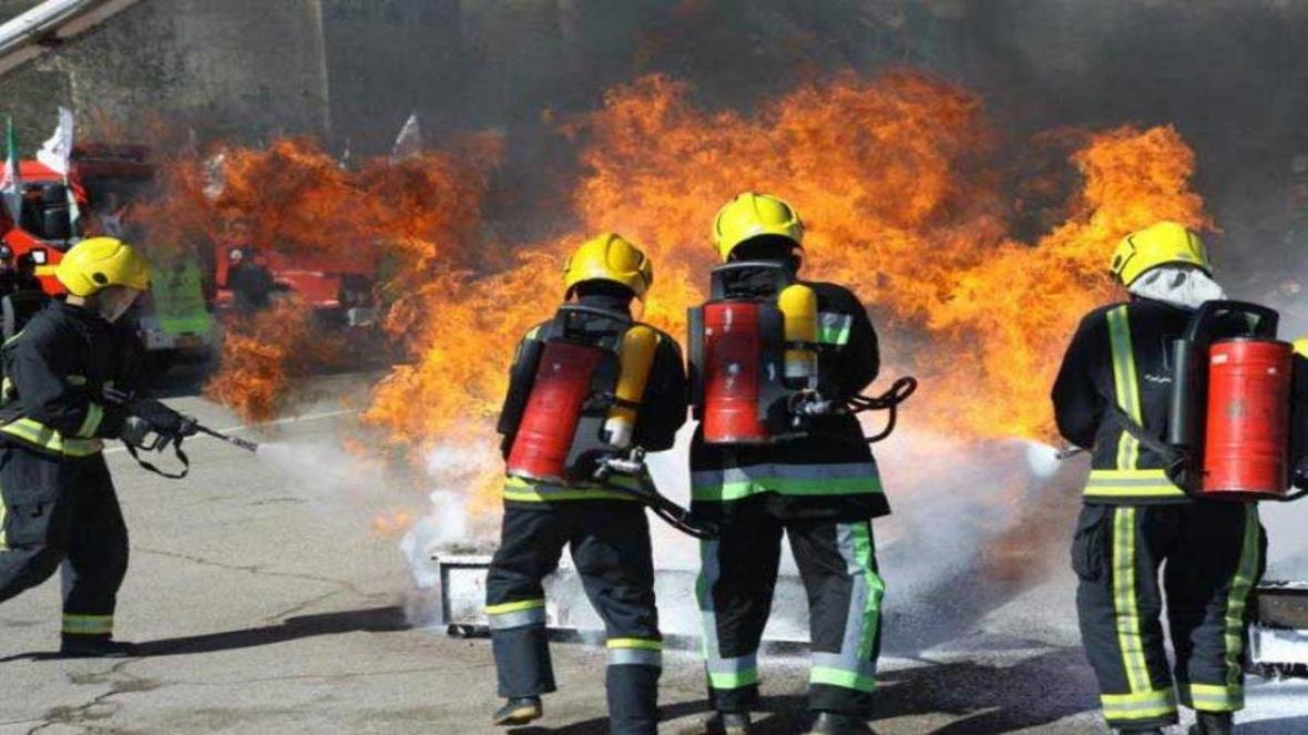 مهار آتش سوزی در خیابان 15 خرداد بروجن مهار آتش سوزی در خیابان 15 خرداد بروجن