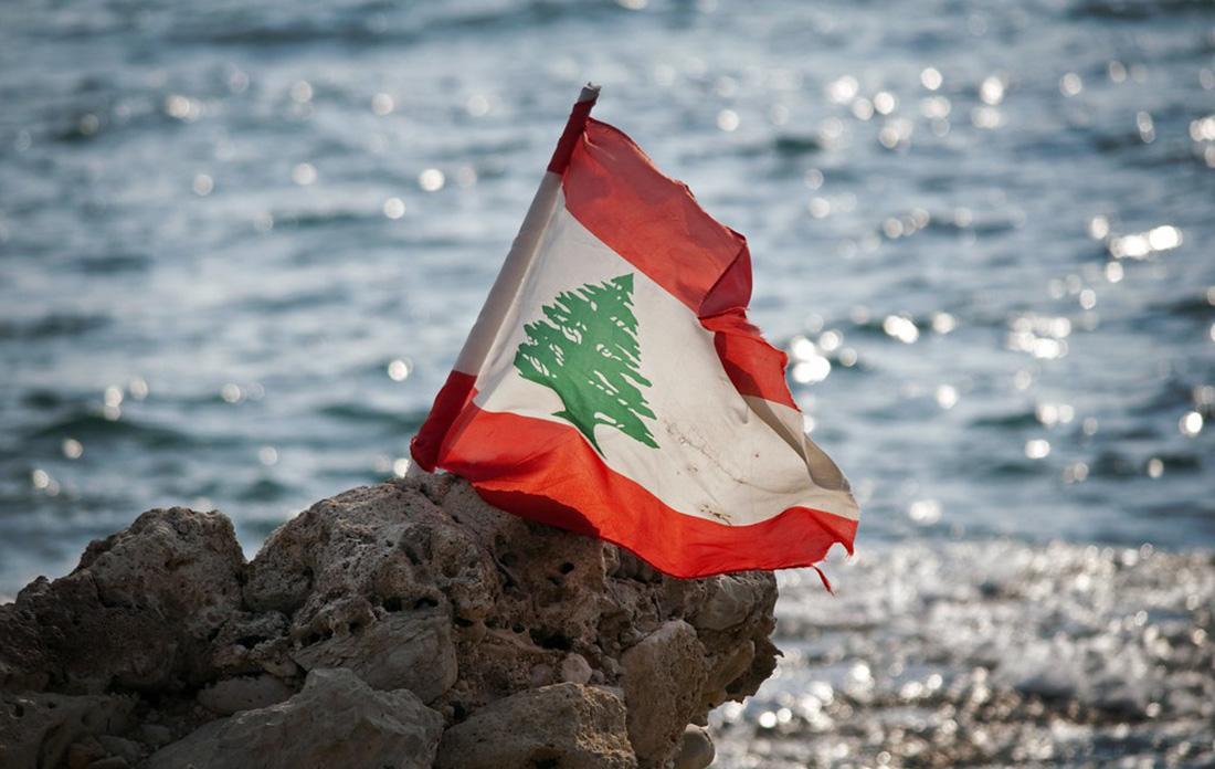 فیلم، کرونا در لبنان: کشیش مسیحی به صورت هوایی مردم را دعا می کند!