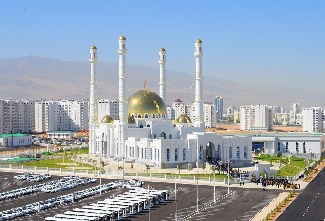 خبرنگاران رئیس جمهوری ترکمنستان مسجد مرکزی عشق آباد را افتتاح کرد