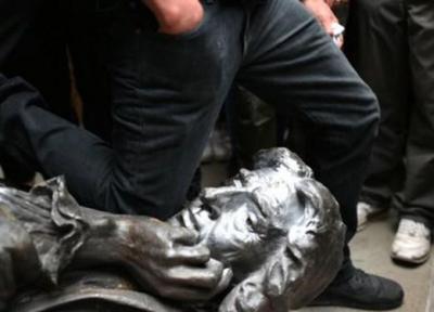 فیلم ، مخالفان تبعیض نژادی در شهر بریستول در انگلیس مجسمه یک تاجر برده را پایین کشیدند