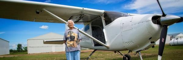 پرواز بالاتر از پرندگان: پریدن زن کانادایی با چتر نجات در جشن تولد 90 سالگی!