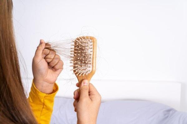 علت سفید شدن رنگ موها ؛ سفید شدن مو قابل درمان است؟ ، برای جلوگیری از سفید شدن مو چه بخوریم؟