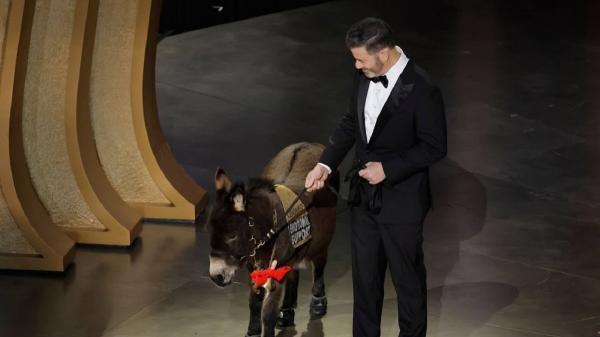 ببینید ، حضور مجری اسکار با الاغ بر روی صحنه مهمترین مراسم سینمایی آمریکا